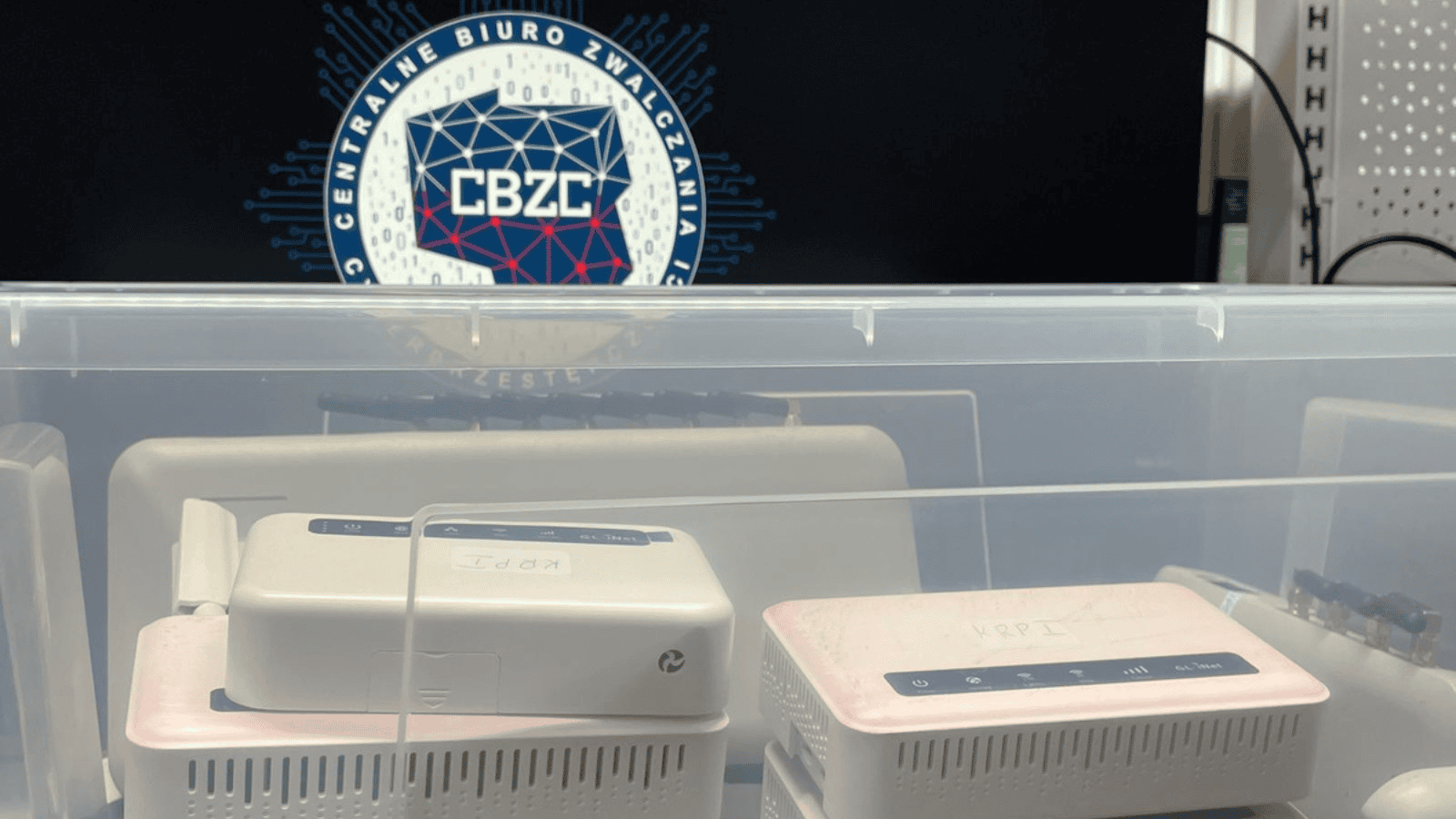 Tajemnicze auto obcych służb w centrum Warszawy! Policja natrafia na szokujący sprzęt