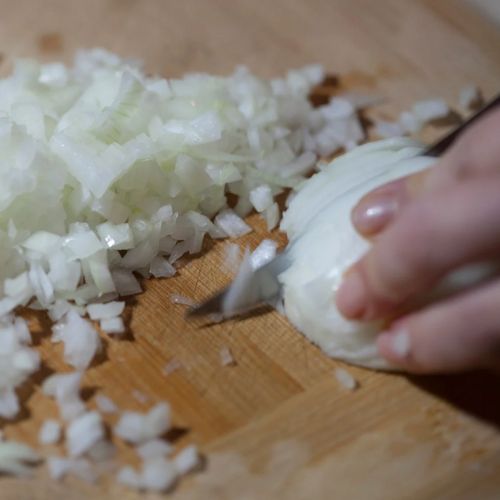 Pokrój paprykę w kostkę i dodaj jajka. Rodzina co chwilę prosi mnie o taką kolację