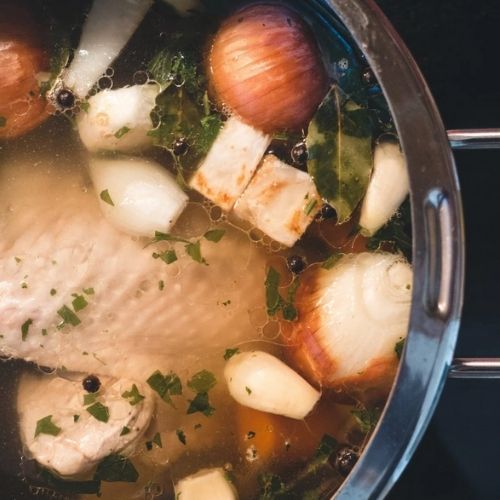 Dlaczego opalamy cebulę do rosołu? Powód jest kluczowy