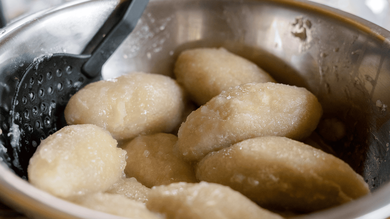 Biorę twaróg, zioła i czosnek. Kresowe kluchy wychodzą mięciutkie i nie pękają w garnku