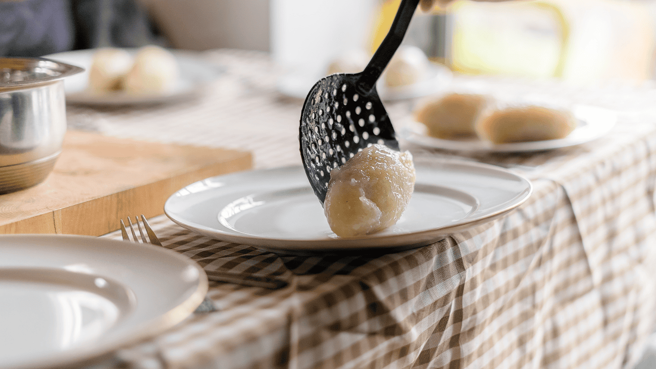 Biorę twaróg, zioła i czosnek. Kresowe kluchy wychodzą mięciutkie i nie pękają w garnku