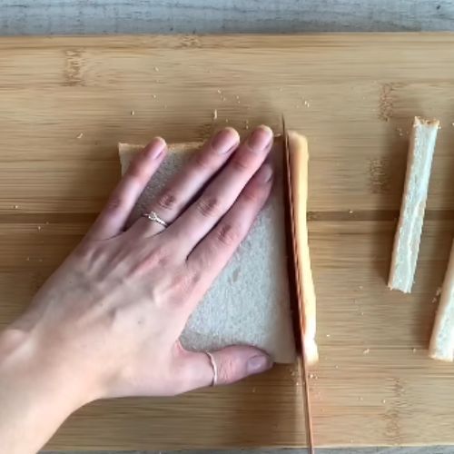 Z truskawek i chleba tostowego robię szybkie śniadanie. Moja rodzina je uwielbia