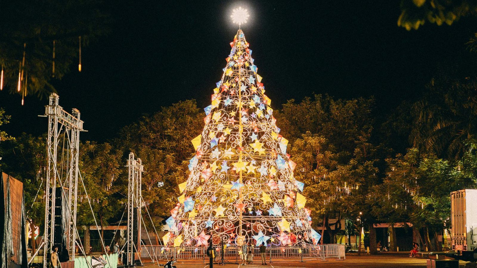 Tam nie wyrzucaj zużytych lampek choinkowych. Mandat może wynieść 5 tys. złotych