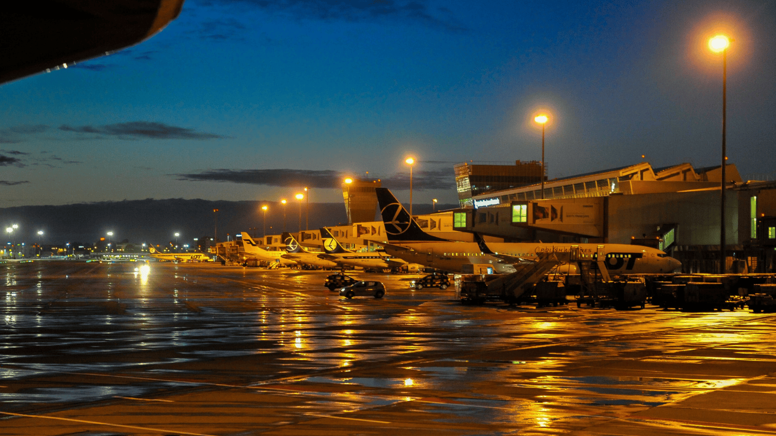 Śnieg sparaliżował polskie lotnisko. Samoloty przekierowane do innego miasta