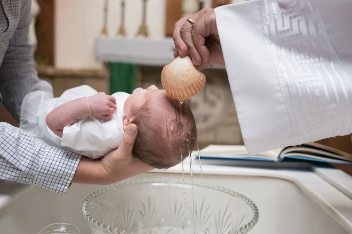 dziecko ksiądz chrzest