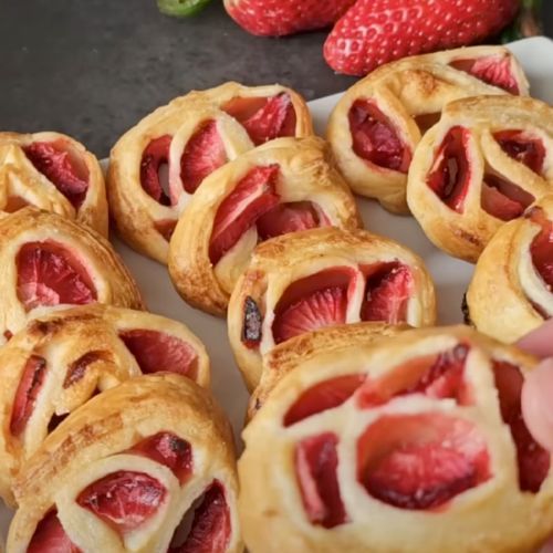Ułóż truskawki na cieście francuskim i zawiń je w rulon. To najlepszy deser na Dzień Ojca