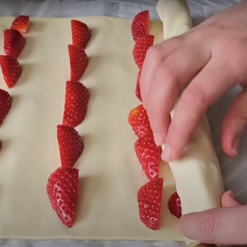 Ułóż truskawki na cieście francuskim i zawiń je w rulon. To najlepszy deser na Dzień Ojca