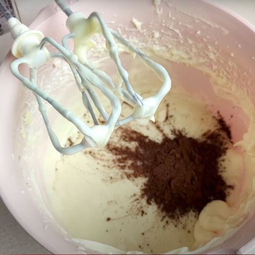 Jest pełne świeżych owoców i nie wymaga pieczenia. Ciasto "Lodowiec" to hit sezonu