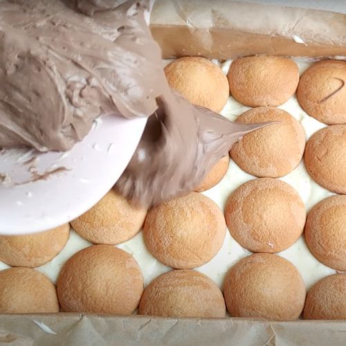 Jest pełne świeżych owoców i nie wymaga pieczenia. Ciasto "Lodowiec" to hit sezonu