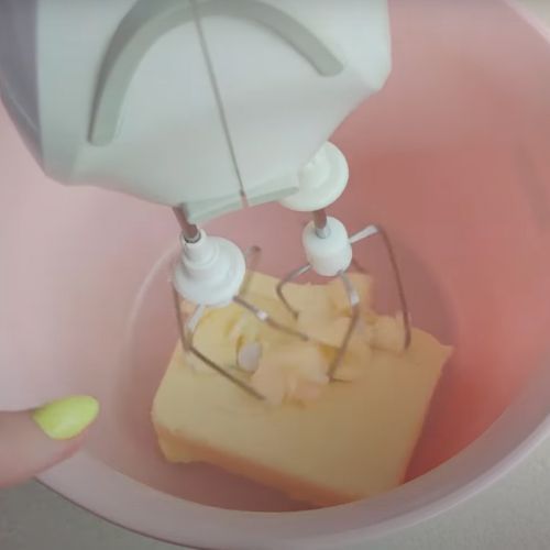 Jest pełne świeżych owoców i nie wymaga pieczenia. Ciasto "Lodowiec" to hit sezonu