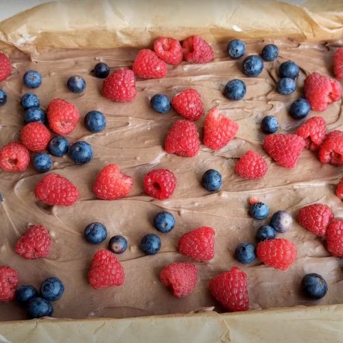 Jest pełne świeżych owoców i nie wymaga pieczenia. Ciasto "Lodowiec" to hit sezonu