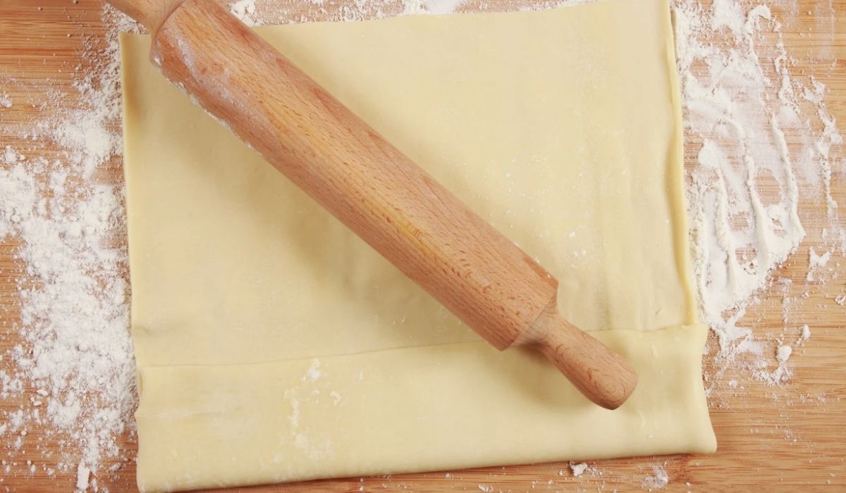 Chwytam za ciasto francuskie i smaruję jajkiem. Lepszej przekąski nigdy nie jadłem