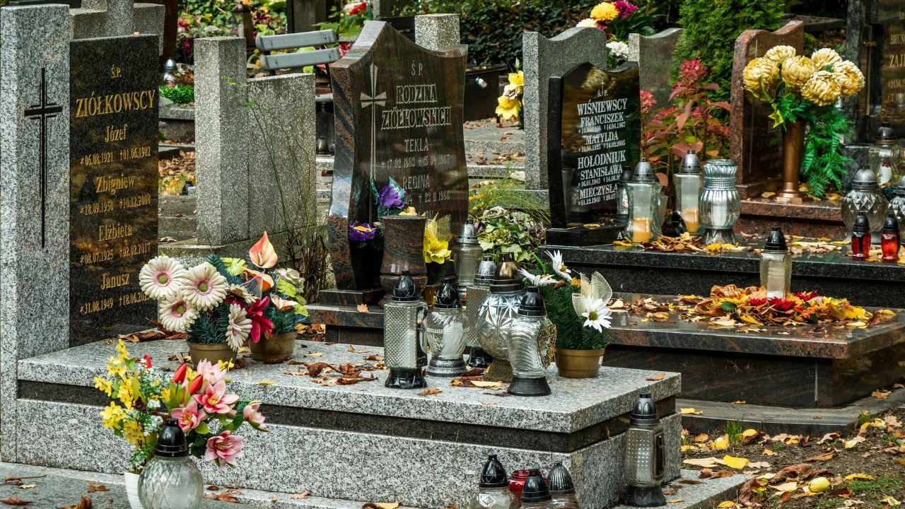 Już nie pańska skórka. Teraz tym handlują pod cmentarzami. Nowy trend zaskoczy Polaków