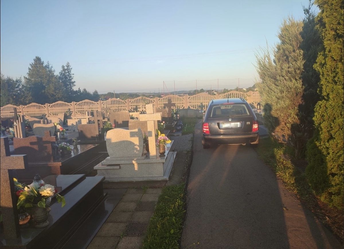 cmentarz groby samochód