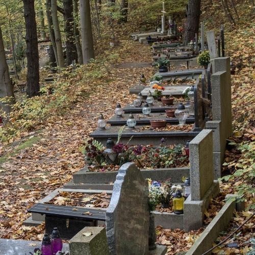 Leśnicy ostrzegają przed 1 listopada. Za te dekoracje na cmentarz grozi nawet 5 tys. zł grzywny