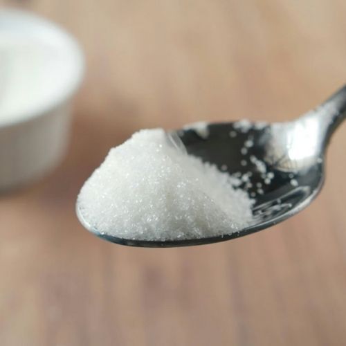 Wyciagam z kuchni i sypię pod zamiokulkasa. Pędy puszcza jak na drożdżach