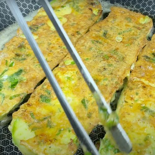 Biorę cukinię i tłuczek do mięsa. Ta przekąska zasługuje na jakąś nagrodę