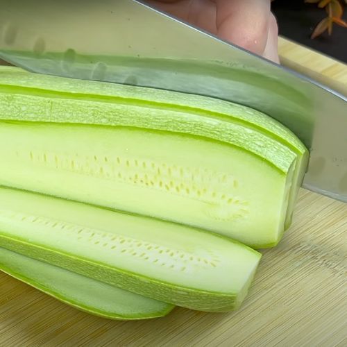 Biorę cukinię i tłuczek do mięsa. Ta przekąska zasługuje na jakąś nagrodę