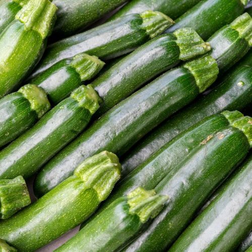 Kroję, pakuję do słoików i wlewam tę zalewę. Cukinia po indyjsku to mistrzostwo