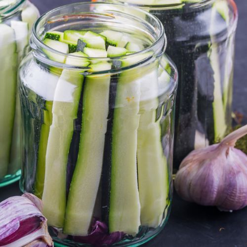 Wkładam cukinię do słoików i wlewam tę zalewę. Smakuje jak borowiki 