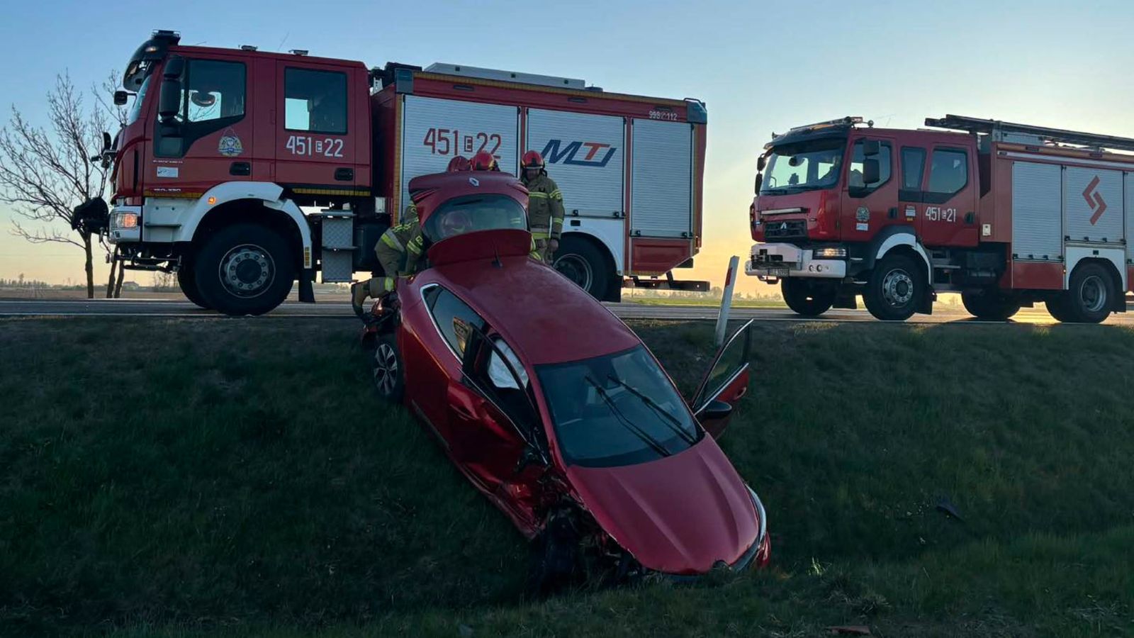 Wypadek w powiecie łowickim. Kierująca nie zatrzymała się na STOP-ie, doszło do zderzenia