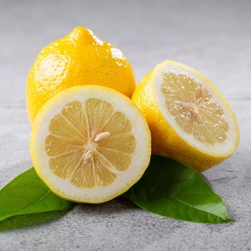 Przekrój cytrynę na pół i wbij do niej goździki. Tak odstraszysz irytujące owady 