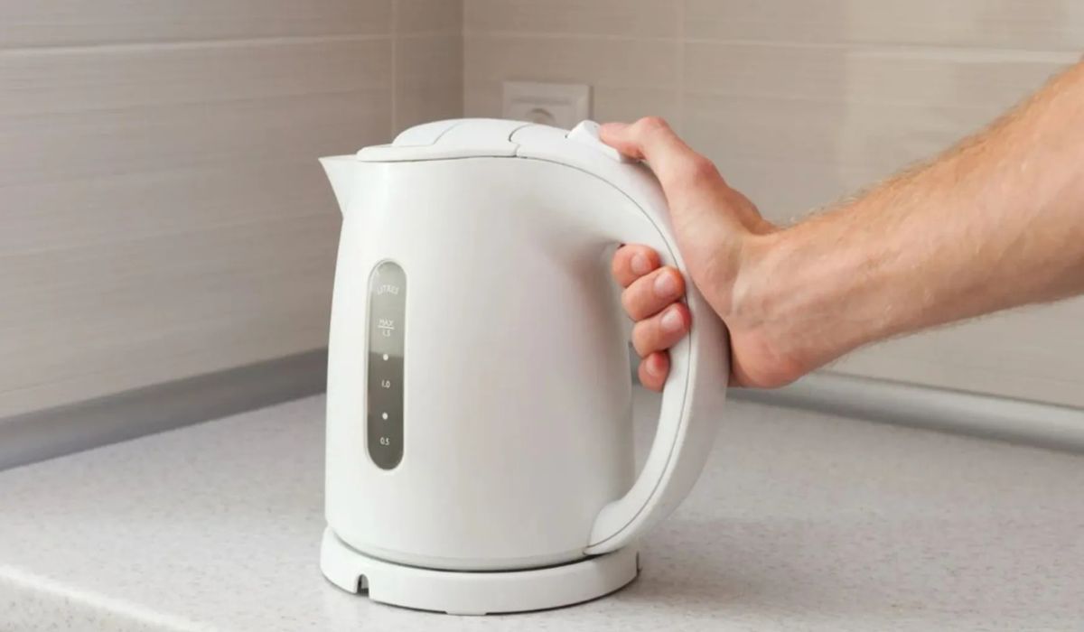 Nie ocet ani kwasek. Zaskakujący składnik czyści czajnik bez trudu