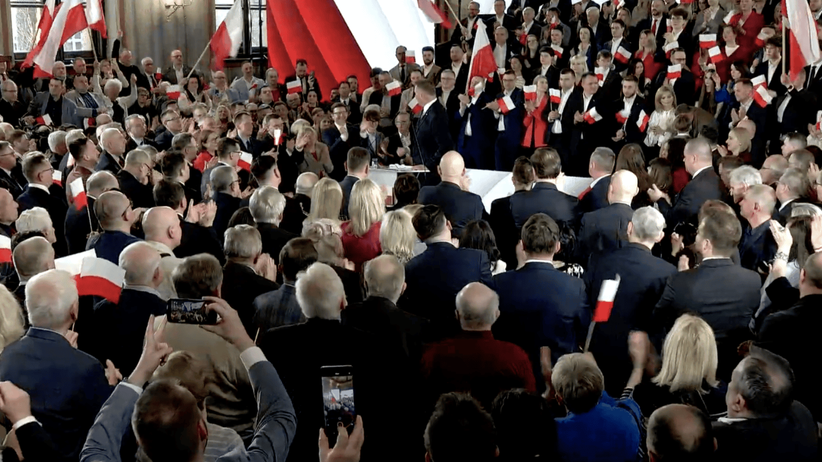 Przemówienie Czarnka podczas konwencji PiS. W pewnym momencie uczestnicy wstali z miejsc