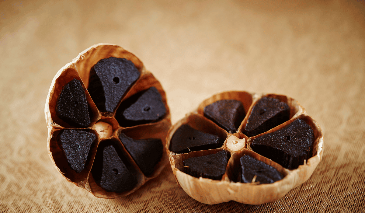 Czarny czosnek - właściwości i zastosowanie. Jak jeść czarny czosnek i czym się różni od zwykłego?