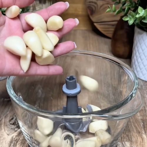 To najlepszy sposób na przechowywanie czosnku. Pozostaje cudownie aromatyczny