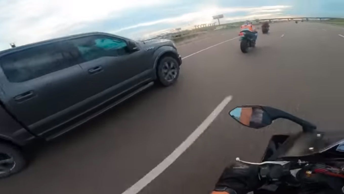 Wideo - pickup potrąca motocyklistę