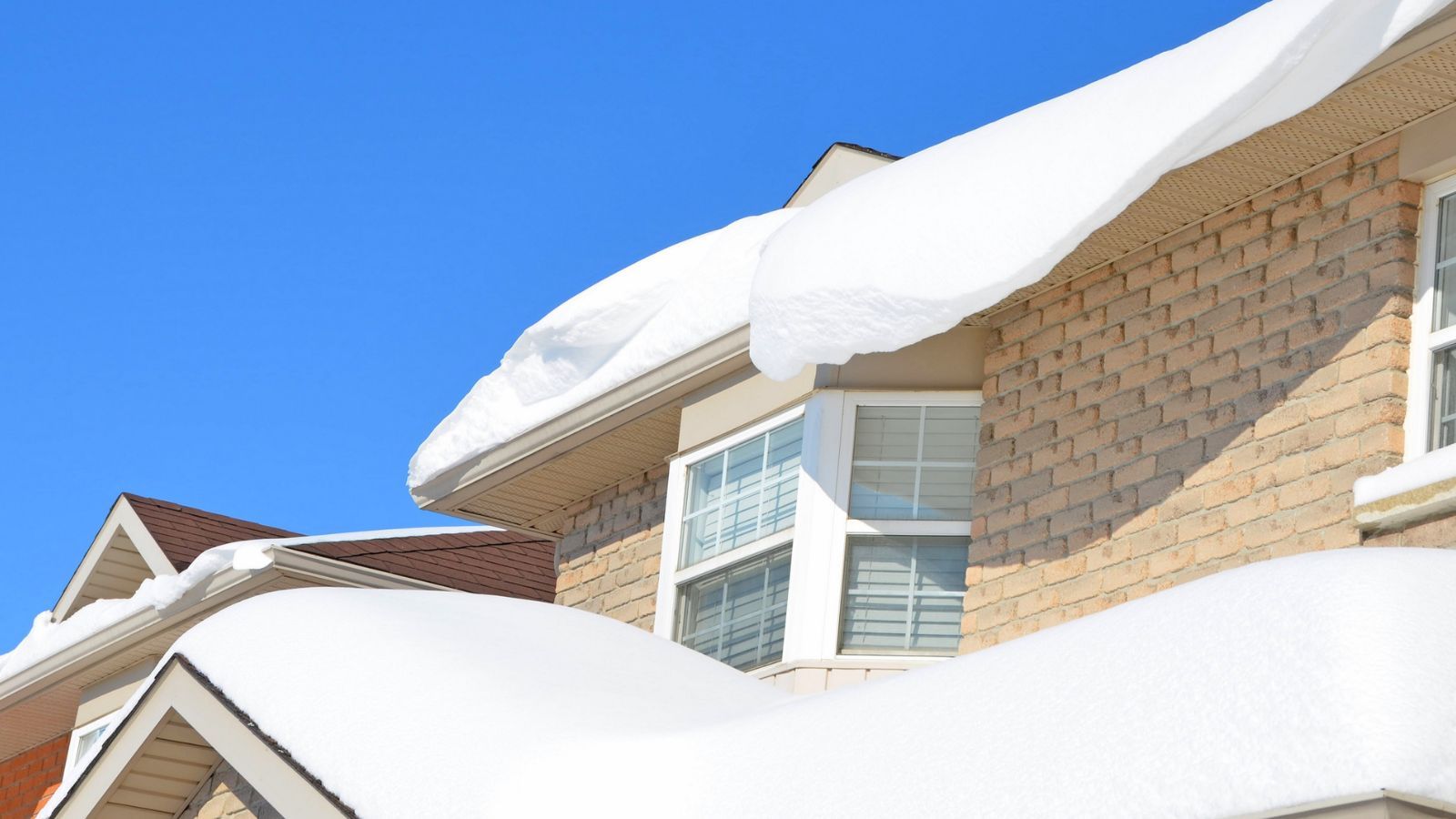 Kary za nieodśnieżenie dachu mogą słono kosztować. Właściciele nieruchomości powinni wiedzieć