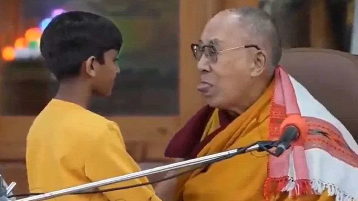 Dalajlama poprosił chłopca o possanie jego języka