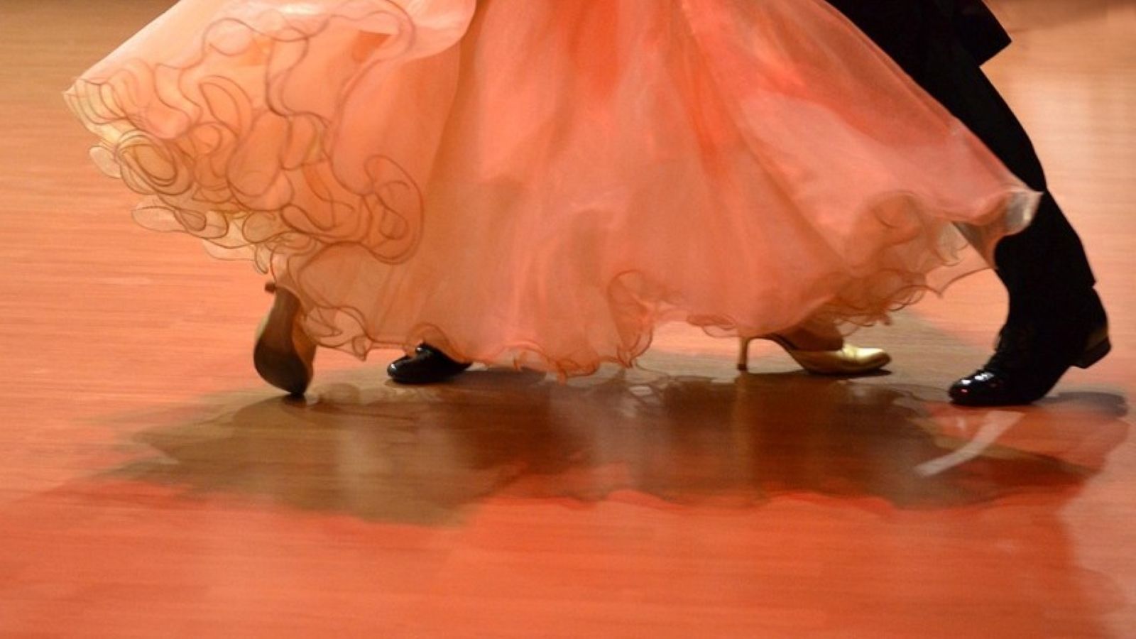 Zatańczyli tak na studniówce. Nagranie podbija sieć, internauci są zachwyceni