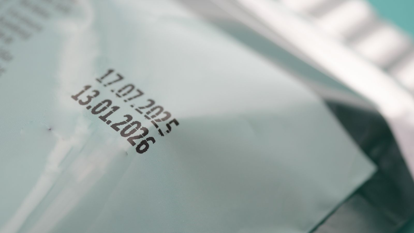 Przeterminowana żywność trafiała do sprzedaży. Sanepid zabezpieczył ponad 1,7 tony