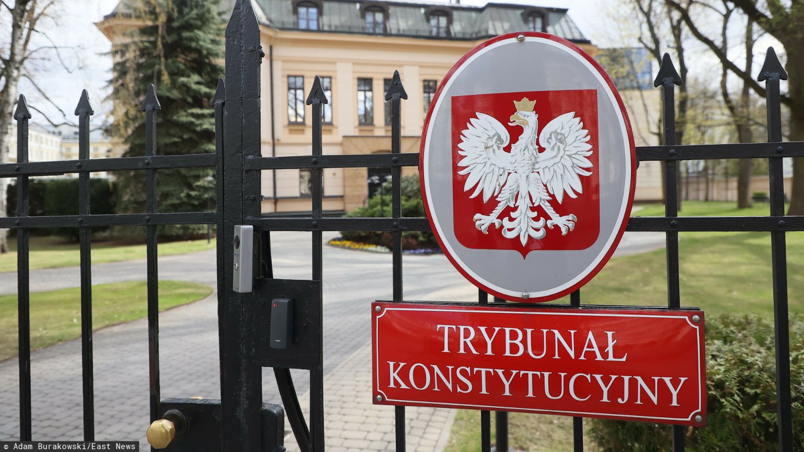 Nawrocki w Kanale Zero. Prezydent tłumaczy decyzję ws. zaprzysiężenia sędziów TK