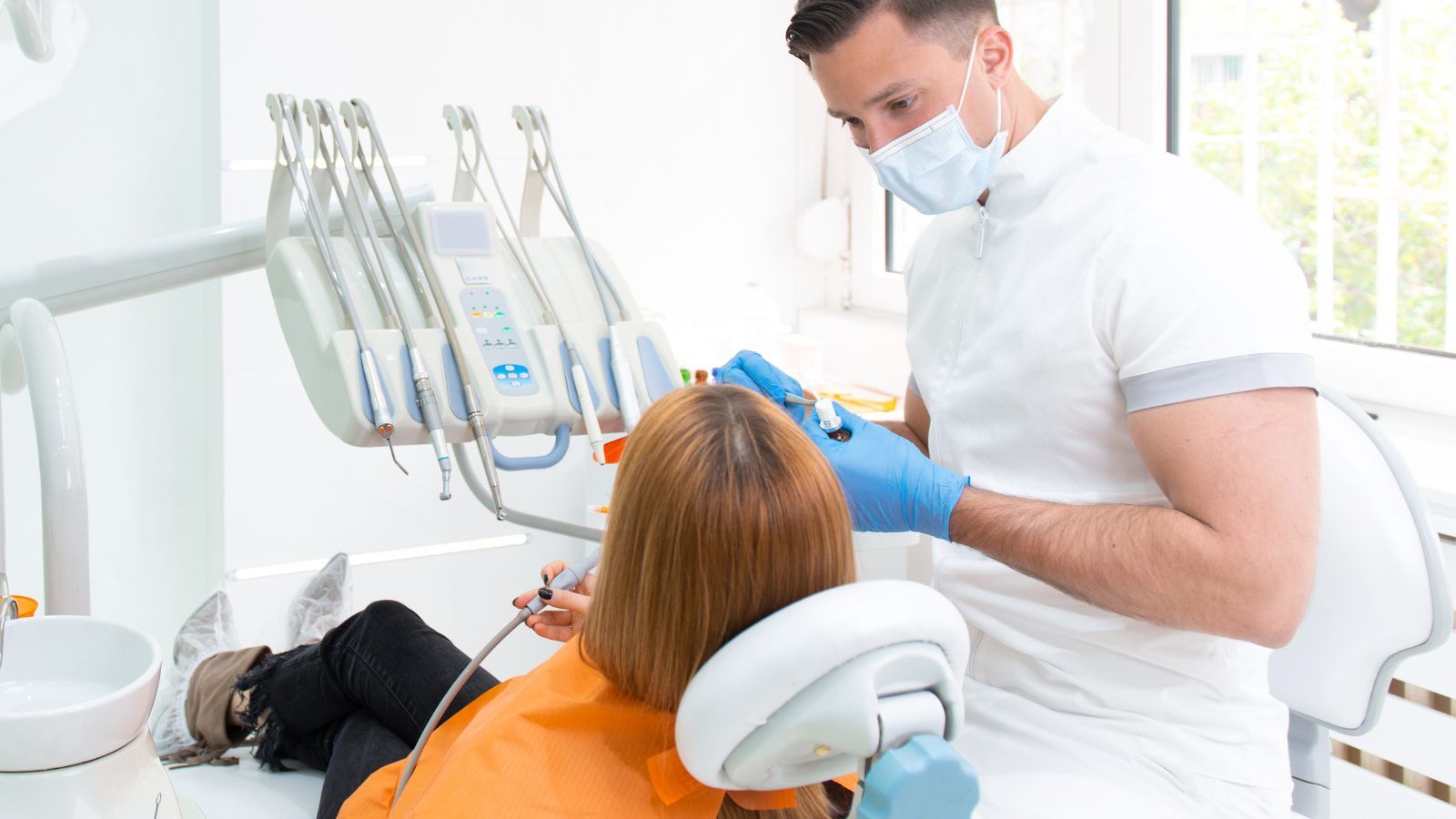 Wizyta u dentysty za "grosze". To tam Polacy jeżdżą leczyć zęby. MSZ jednak ostrzega