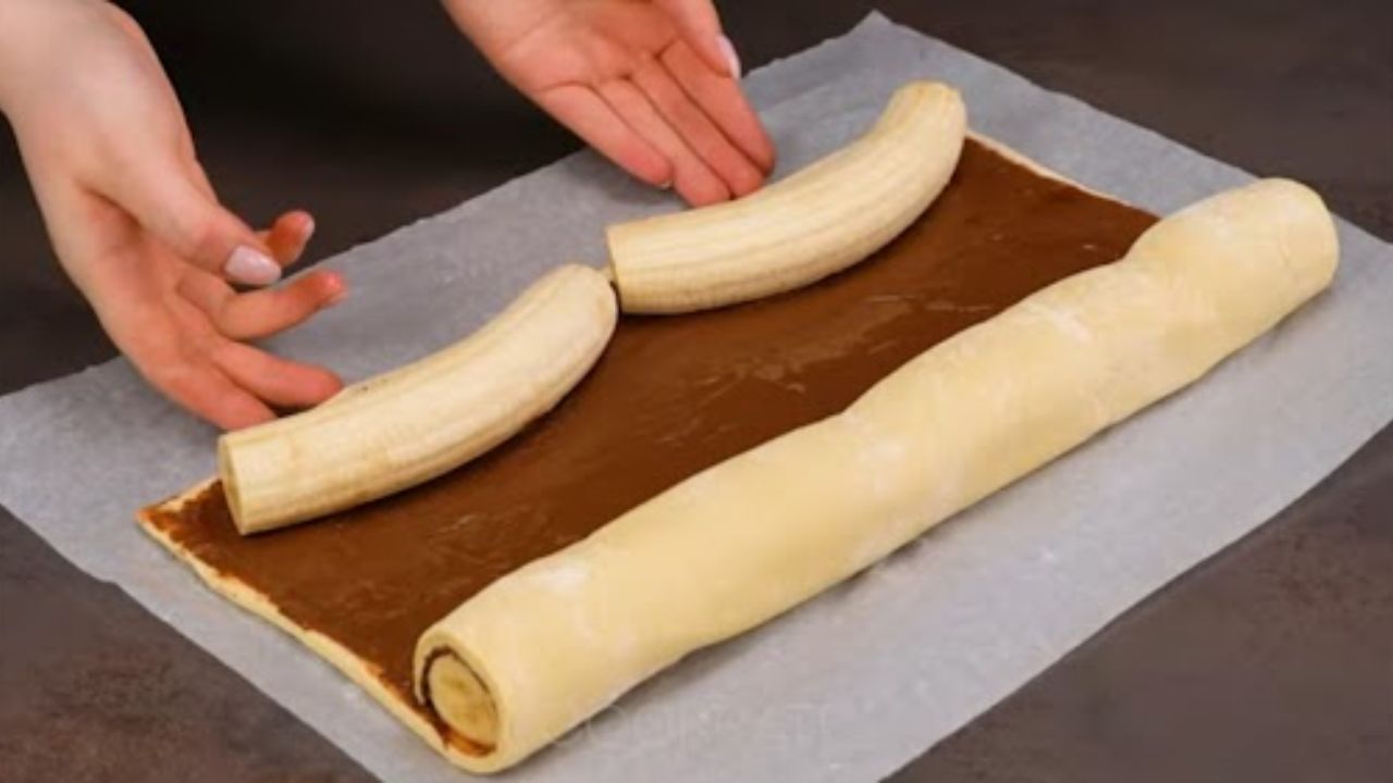 Posmaruj nią ciasto francuskie, ułóż na nim banany i zawiń w rulon. Nie ma lepszego deseru