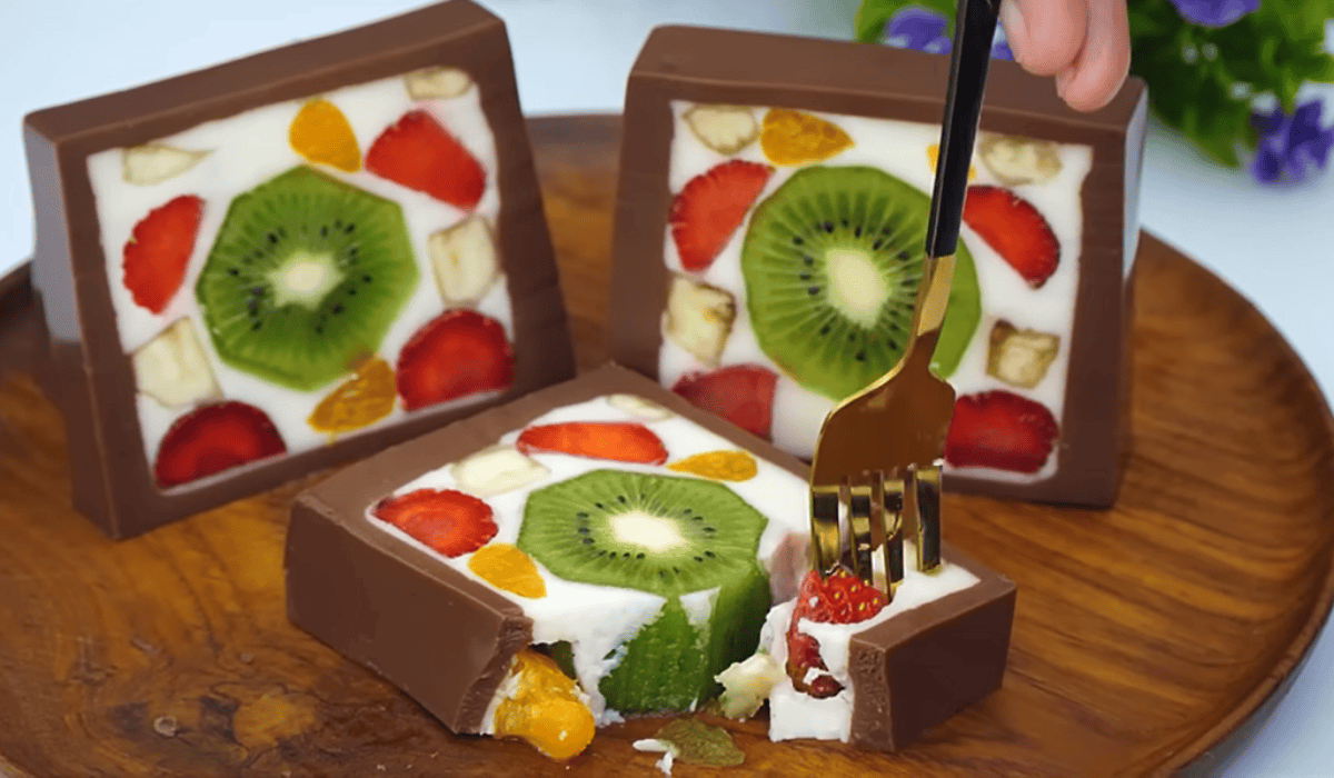 pomysłowy deser z owocami i polewą czekoladową