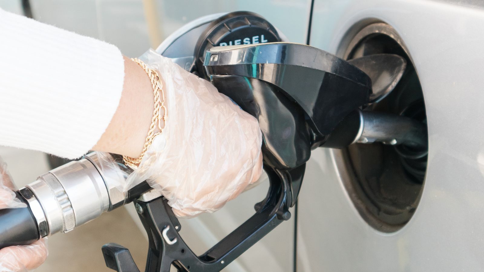 Ceny tego paliwa wystrzeliły. Czy wojna na Bliskim wschodzie wpłynie na zapasy w Polsce? Donald Tusk przyznał wprost