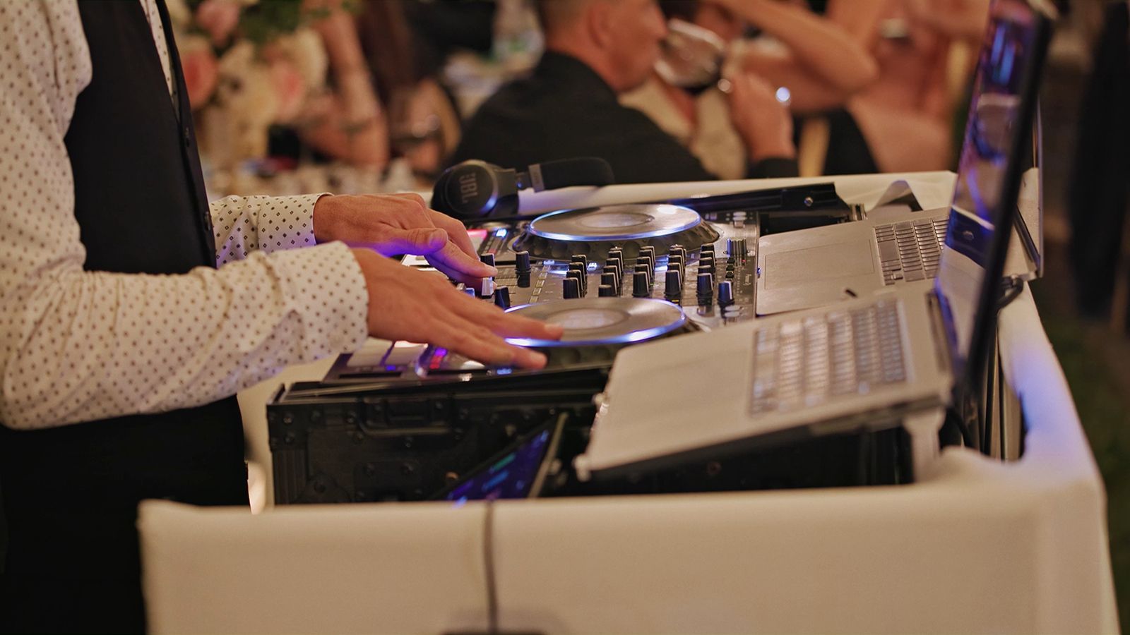 Dj grający muzykę na weselu