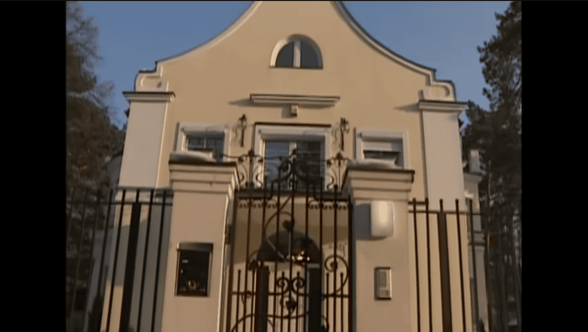 Pamiętacie willę Michała Wiśniewskiego z programu „Jestem jaki jestem”? To kwintesencja lat 2000