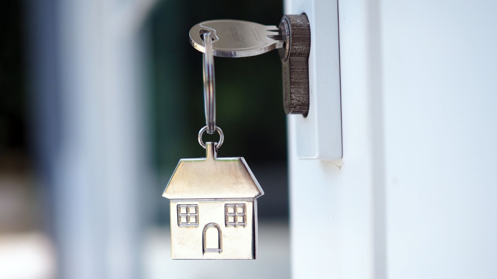 Tyle musisz zarabiać, aby pozwolić sobie na kupno własnego mieszkania. Singiel ma najtrudniej