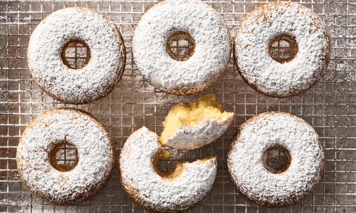 Biorę śmietanę i mam donuty jak z cukierni. Bez smażenia, piekę je w 25 minut