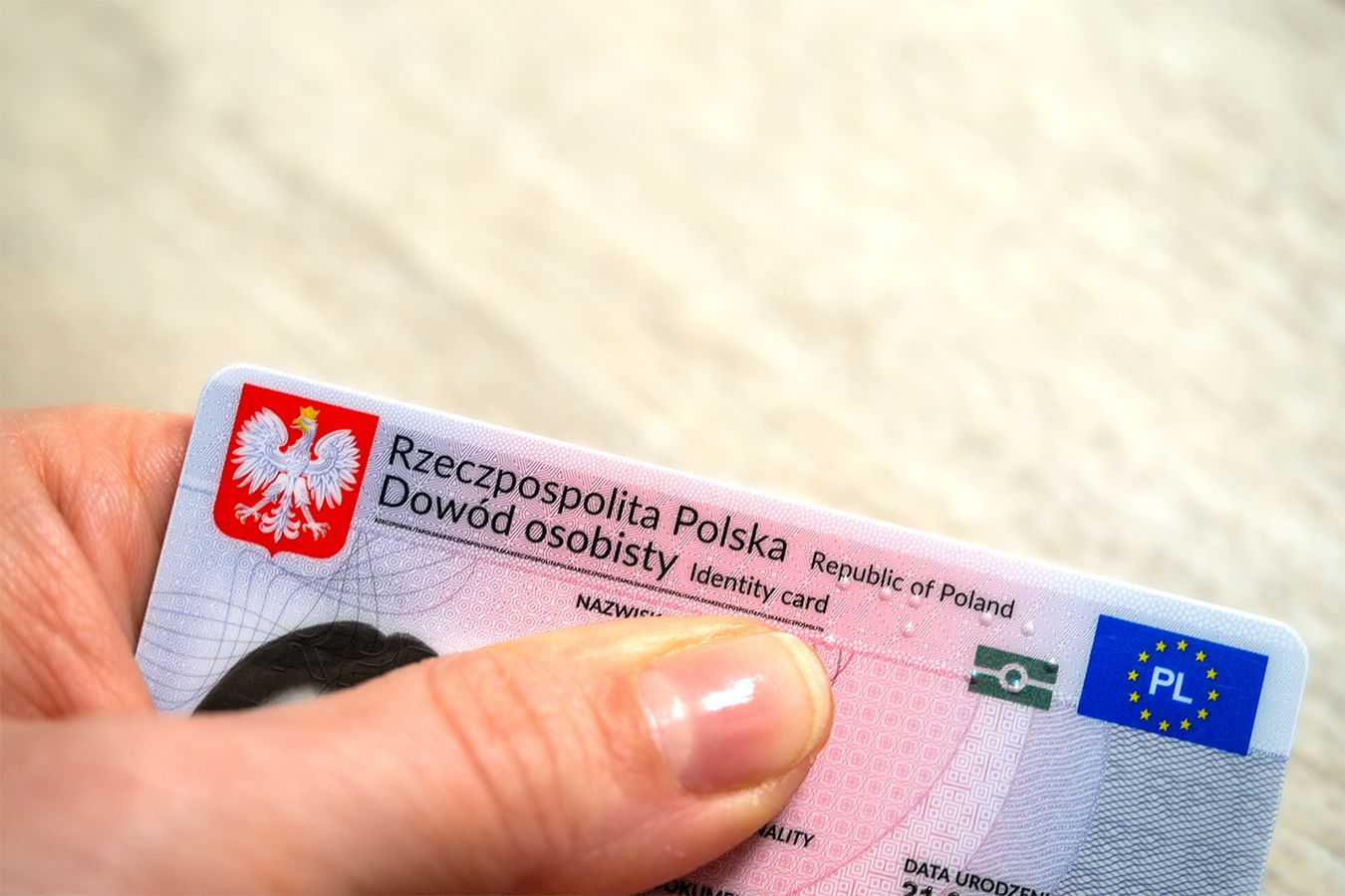 dłoń trzymająca dowód osobisty 