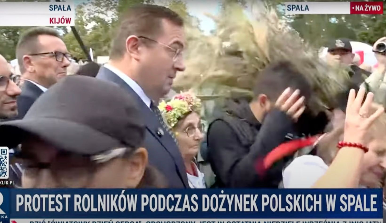Niezła hucpa na dożynkach. Nagle cisnęli ogromnym wieńcem w ministra, ależ zamieszanie