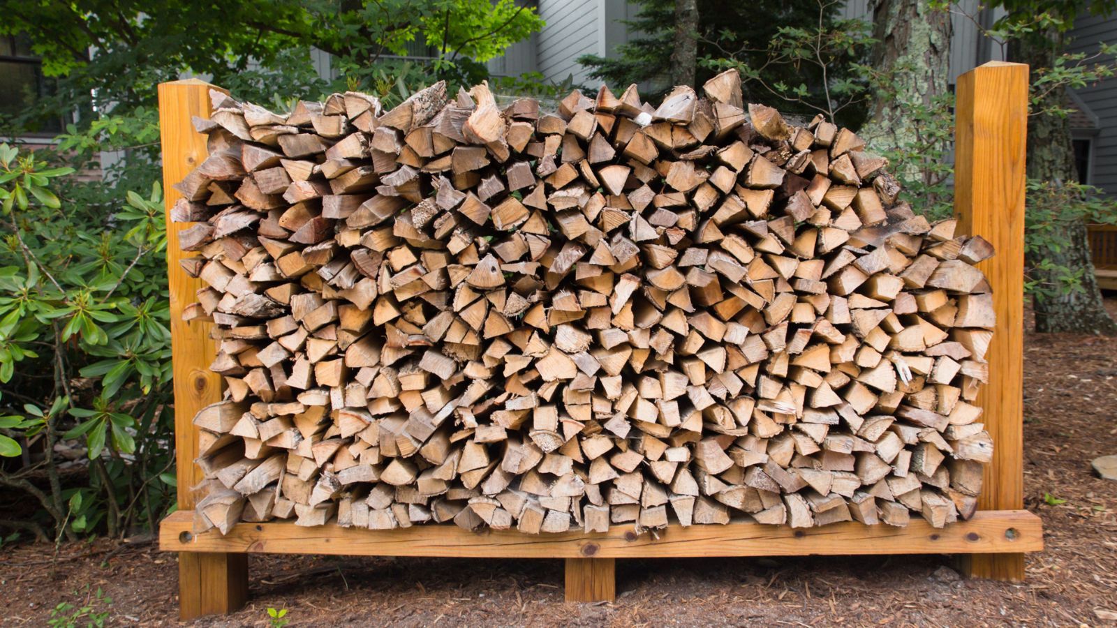 Nie zabezpieczaj drewna w taki sposób. Zanim trafi do kominka, zacznie szybko gnić