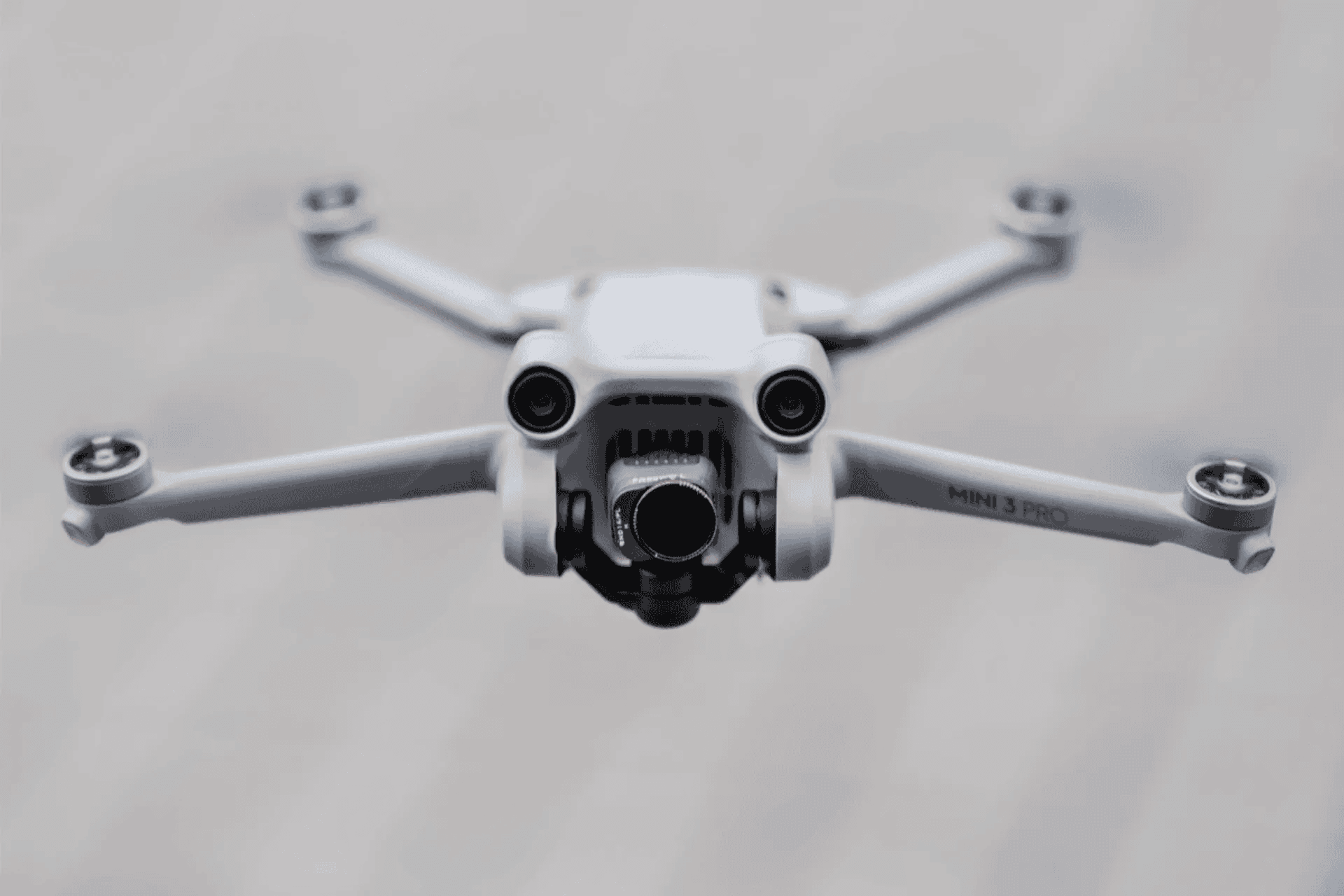 Szczątki wojskowego drona w polskim lesie. Jest stanowisko wiceministra