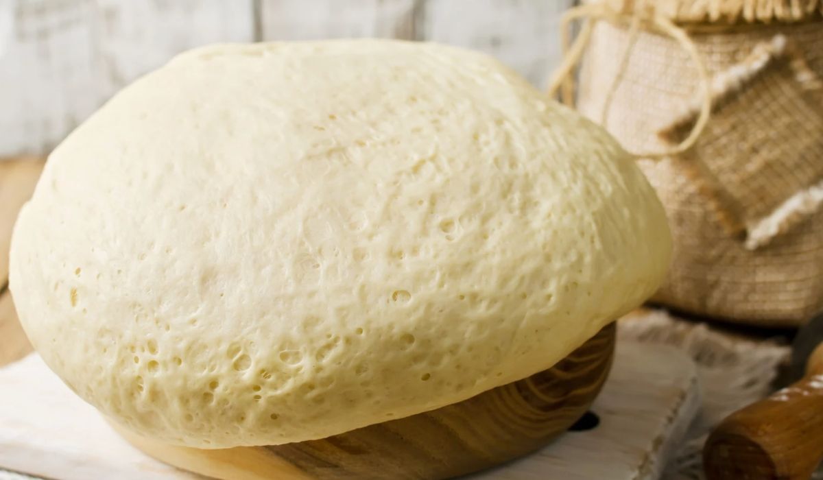 Do ciasta drożdżowego sypie 1 szklankę. Masa rośnie jak szalona