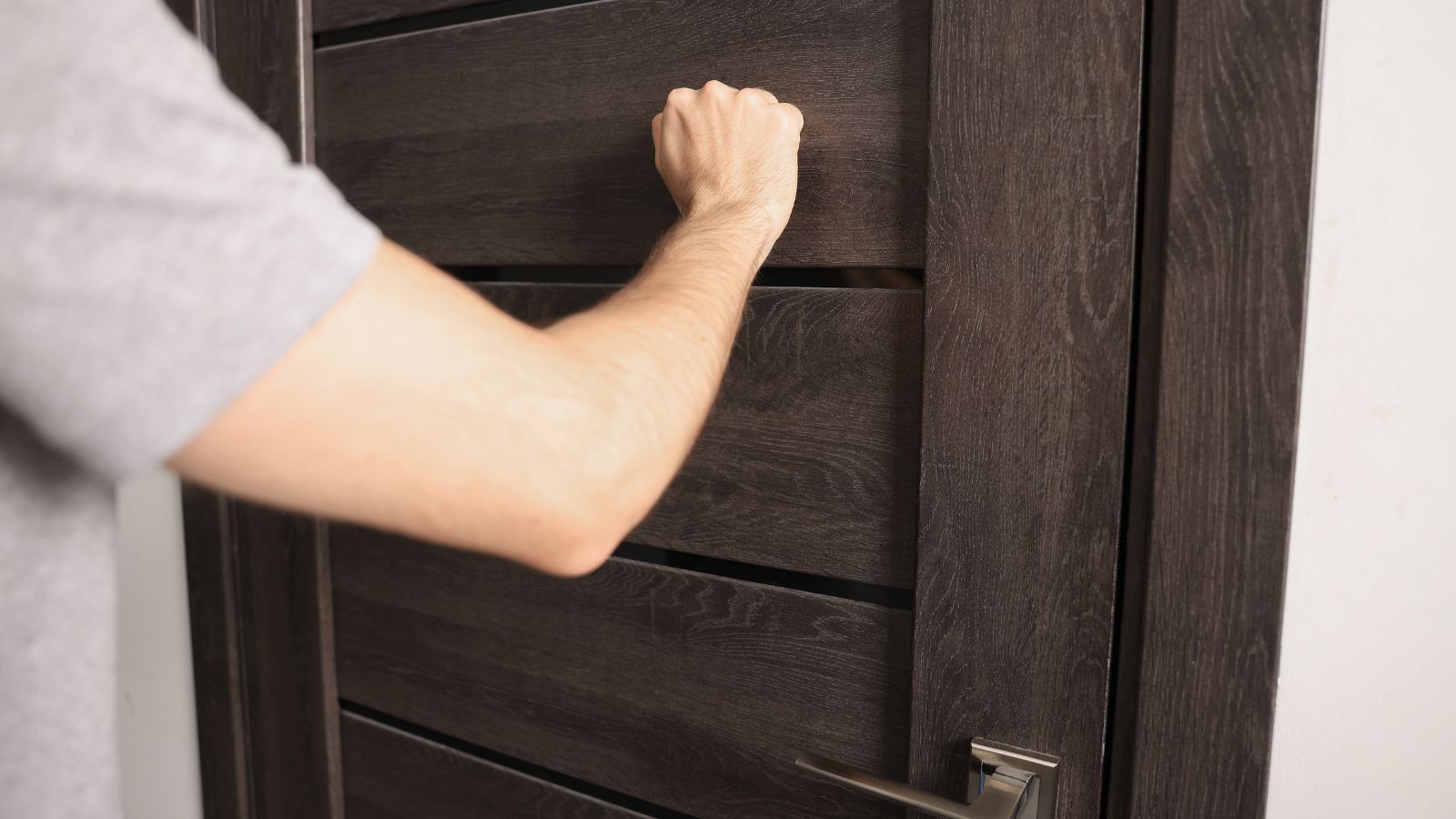 Te osoby mają prawo wejść do twojego domu. Zamknięcie drzwi grozi karą